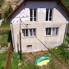 Rodina už roky žije vo viac než 70-ročnom dome, ktorý potrebuje kompletnú rekonštrukciu. 