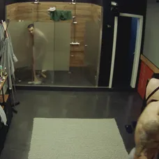 Prvý deň, prvá nahota. V Big Brother sa išlo donaha!