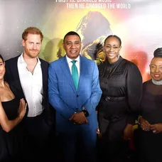 Princ Harry s Meghan na premiére filmu na Jamajke