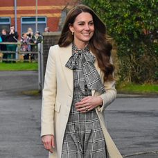 Princezná po návšteve továrne pozdravila dievčatko