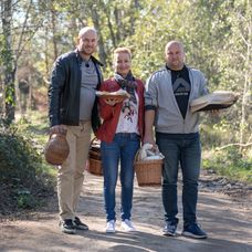 Milanova priateľka v sprievode jeho bratranca a najlepšieho kamaráta