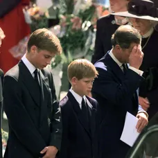 William a Harry na pohrebe princeznej Diany.
