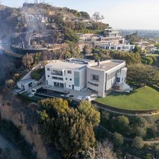 Ničivé požiare v Hollywoode sa zastavili pri dome Toma Hanksa
