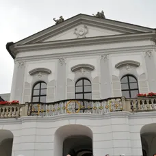 Privítanie britského kráľovského páru na nádvorí Prezidentského paláca.