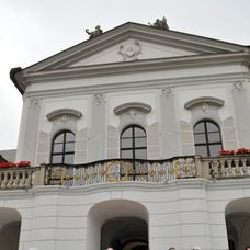 Privítanie britského kráľovského páru na nádvorí Prezidentského paláca.