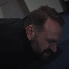 Andrej leží na zemi.