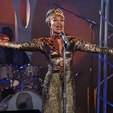 Whitney Houston: I Wanna Dance with Somebody