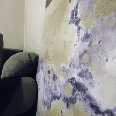 V takýchto priestoroch sa tiesnila jedenásťčlenná rodina