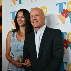 Bruce Willis je od manželky Emmy starší o 23 rokov.