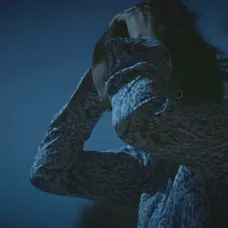 Eva sa rozhodne utopiť bolesť v jazere.