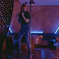 Nikol išla na utajenú misiu do striptízového baru.