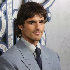 Jacob Elordi s Margot Robbie na premiére filmu Búrlivé Výšiny.