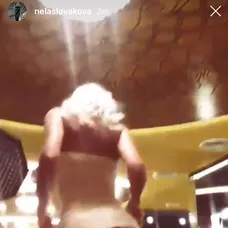 Nela Slováková v erotickej bielizni. 