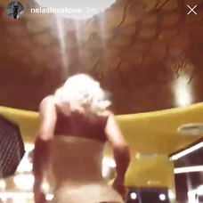 Nela Slováková v erotickej bielizni. 