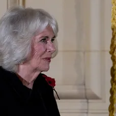 Britský kráľ Karol III. odhalil sochy svojich rodičov - zosnulej kráľovnej Alžbety II. a zosnulého princa Philipa - na vstupnom priečelí londýnskej Royal Albert Hall