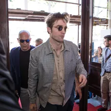 Robert Pattinson po príchode do mestského divadla v Karlových Varoch