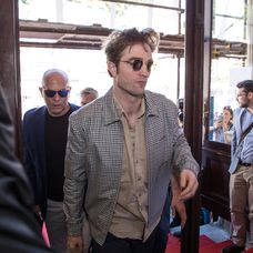 Robert Pattinson po príchode do mestského divadla v Karlových Varoch