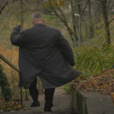 Holubec má na rukách krv.