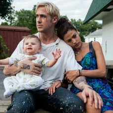 Eva Mendes a Ryan Gosling spolu vo filme Za borovicovým hájom.