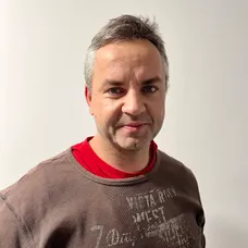 Peter Gažík ako Utajený šéf v Teleráne