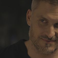 Adela prekvapí Andreja otázkou.