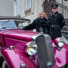 Helga dostala od Waltera ružový Mercedes.