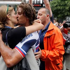 Slovenský cyklista Peter Sagan takto bozkával svoju ešte priateľku Katarínu Smolkovú v roku 2015.