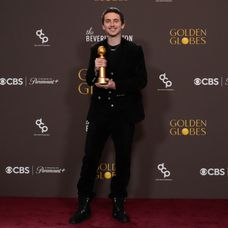 Timothée Chalamet dostal cenu za najlepší herecký výkon mužského herca vo filme Marty Supreme počas 83. ročníka Zlatých glóbusov.