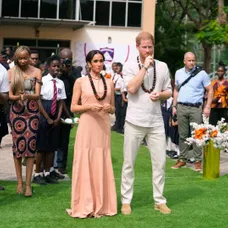 Princ Harry s Meghan na turné v Nigérii: Akoby z kráľovskej rodiny neodišli