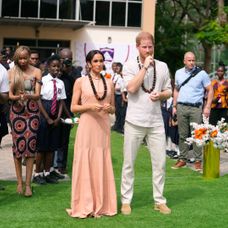 Princ Harry s Meghan na turné v Nigérii: Akoby z kráľovskej rodiny neodišli