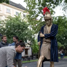 Byť živou sochou si žiada špeciálnu prípravu.