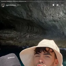 Adam si vyrazil s kamarátmi k moru