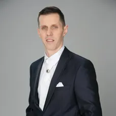 Z Michala bol zase elegantný ženích