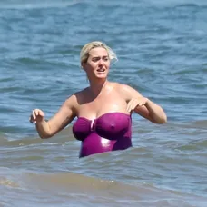 Katy Perry ukázala tehotenské bruško