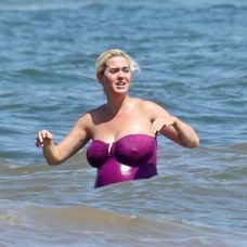 Katy Perry ukázala tehotenské bruško