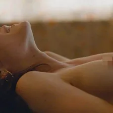 Lucy Hale v novom filme Dude