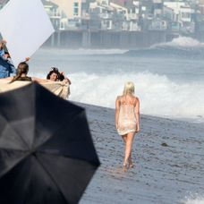 Lady Gaga fotila na pláži.