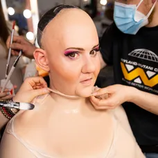 Premena Martina Klinčúcha na speváčku Nettu.