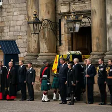 Rakva s pozostatkami kráľovnej Alžbety II. už je v Edinburghu