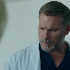 Pavlovič (Jozef Vajda) obviní Andreja (Ján Koleník) z napadnutia.