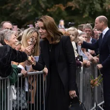 William a Kate pozdravili smútiaci dav.