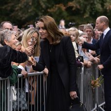 William a Kate pozdravili smútiaci dav.