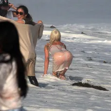 Lady Gaga fotila na pláži.