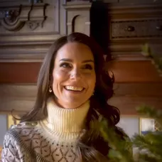 Princezná Kate zdobí vianočný stromček.