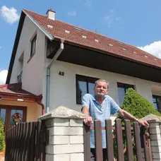 V dome pána Kováčika býva starosta Frlajz