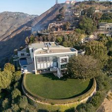 Ničivé požiare v Hollywoode sa zastavili pri dome Toma Hanksa