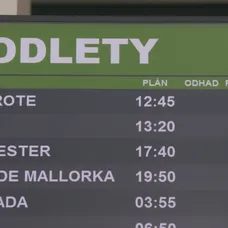 Gréta a Tomáš idú na letisko hľadať dievčatá.
