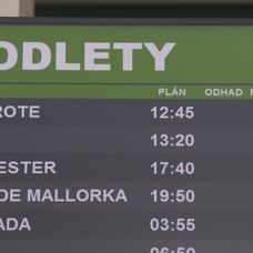 Gréta a Tomáš idú na letisko hľadať dievčatá.