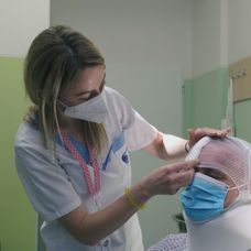 Sestrička pomáha Marošovi s premenou