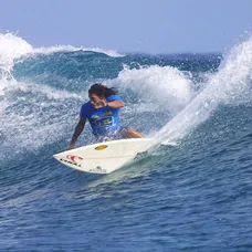 Po útoku žraloka zomrela surferská legenda Tamayo Perry